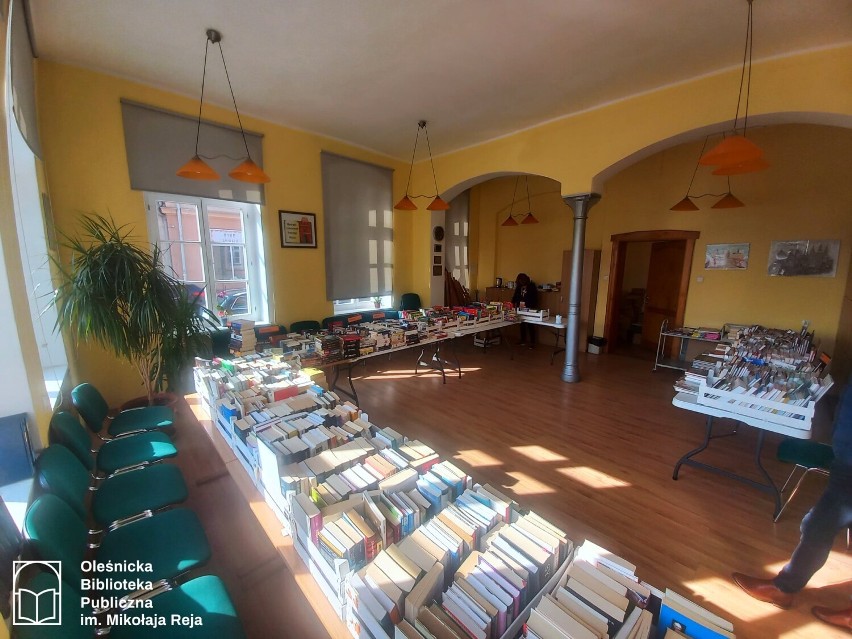 W oleśnickiej bibliotece wystartowała charytatywna giełda książek