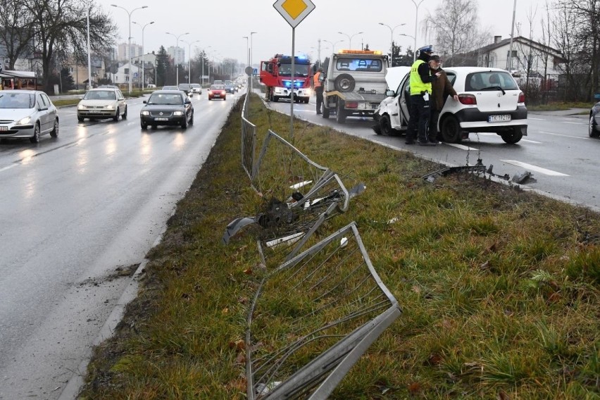 Wypadek na Krakowskiej w Kielcach! Rozbite trzy samochody, w tym radiowóz. Zobaczcie zdjęcia i film