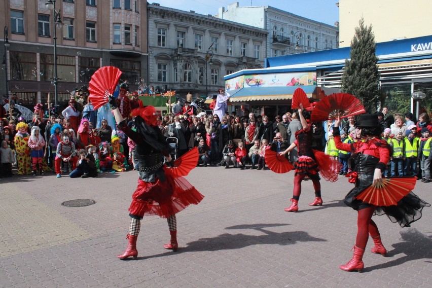 Parada czerwonych nosów na Piotrkowskiej w ramach Dnia Teatru