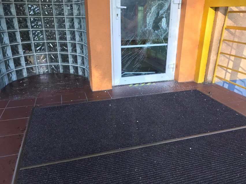 Zniszczono drzwi wejściowe do Szkoły Podstawowej nr 5 w Zawierciu.