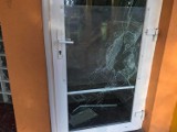 Wandale zniszczyli drzwi wejściowe do szkoły podstawowej. Mieszkańcy są oburzeni, policja bada sprawę