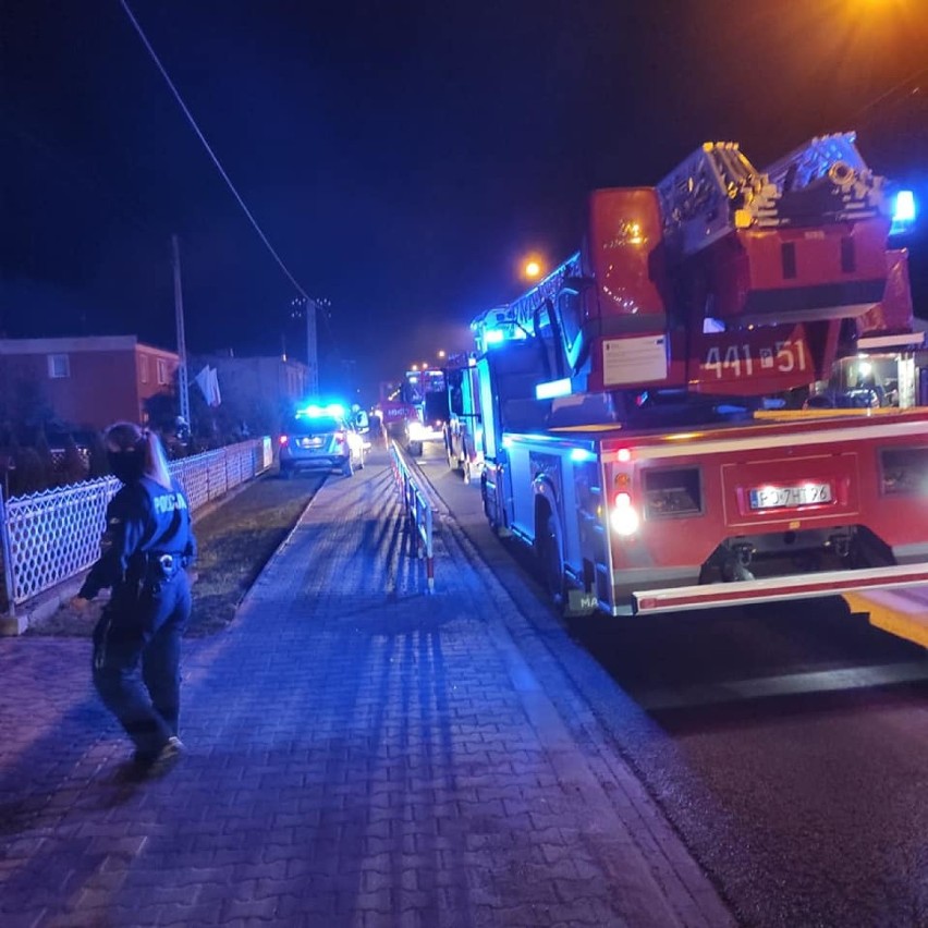 Czujni policjanci zauważyli pożar i zaalarmowali mieszkańców