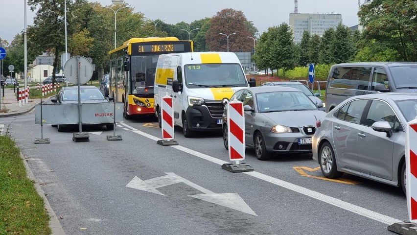 W czwartek od rana na Alei IX wieków w Kielcach tworzyły się...