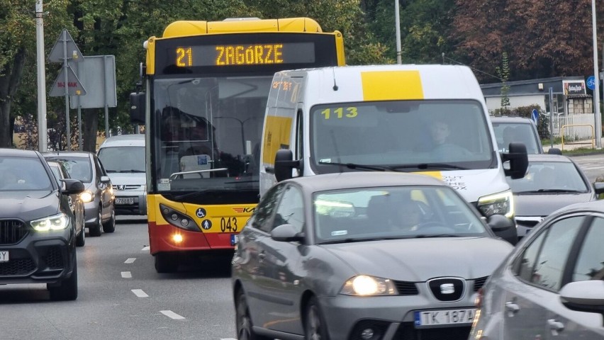 Aleja IX Wieków Kielc zawężona w newralgicznym miejscu. Od rana ogromne korki. Zobacz zdjęcia