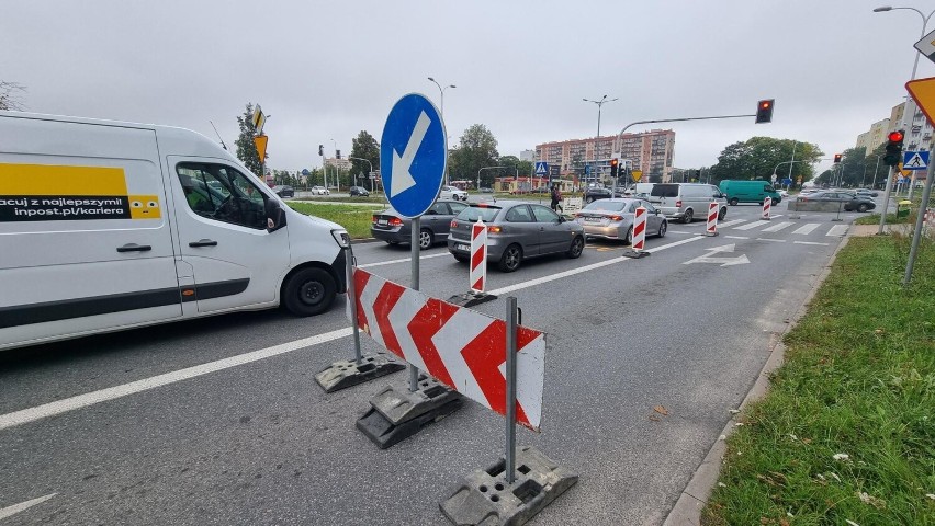 Aleja IX Wieków Kielc zawężona w newralgicznym miejscu. Od rana ogromne korki. Zobacz zdjęcia