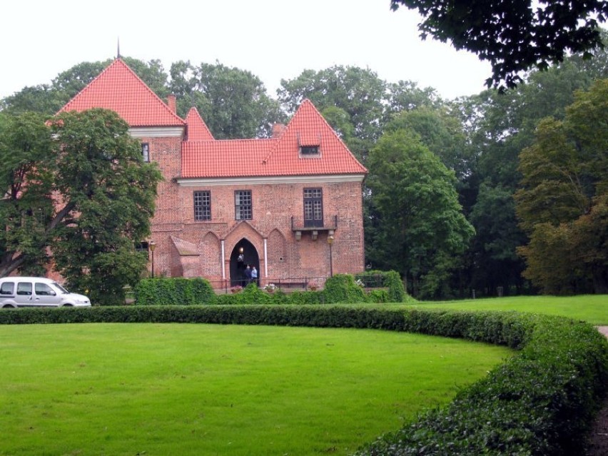Zamek w Oporowie był siedzibą rodu Oporowskich, herbu...