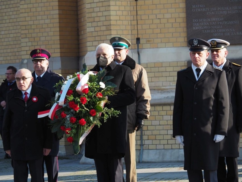 Minister Zbigniew Rau, wojewoda łódzki Tobiasz Bocheński i delegacje złożyli kwiaty przed pomnikiem Ofiar Katastrofy Smoleńskiej