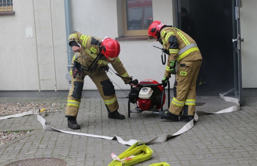 Akcja strażaków na terenie Komendy Powiatowej Policji w...