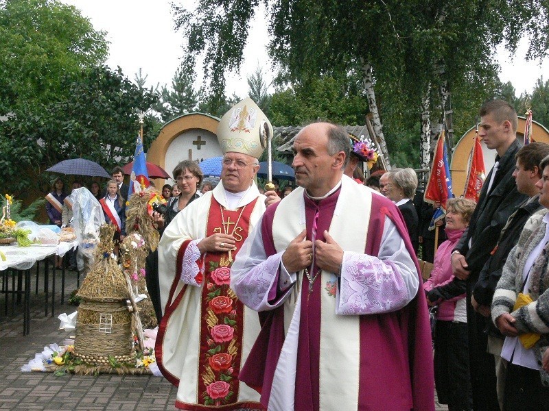 W deszczu modlili się w Domaniewicach [ZDJĘCIA]