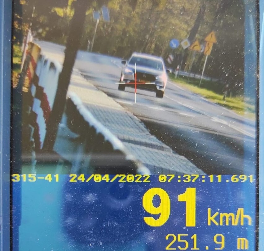 Drogówka z Wągrowca złapała kolejnych kierowców przekraczających prędkość. Policjanci opublikowali zdjęcia aut pędzących w okolicy Wągrowca