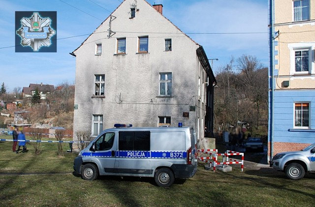 Czynności śledcze prowadzone przez policję w miejscu odnalezienia zwłok noworodka