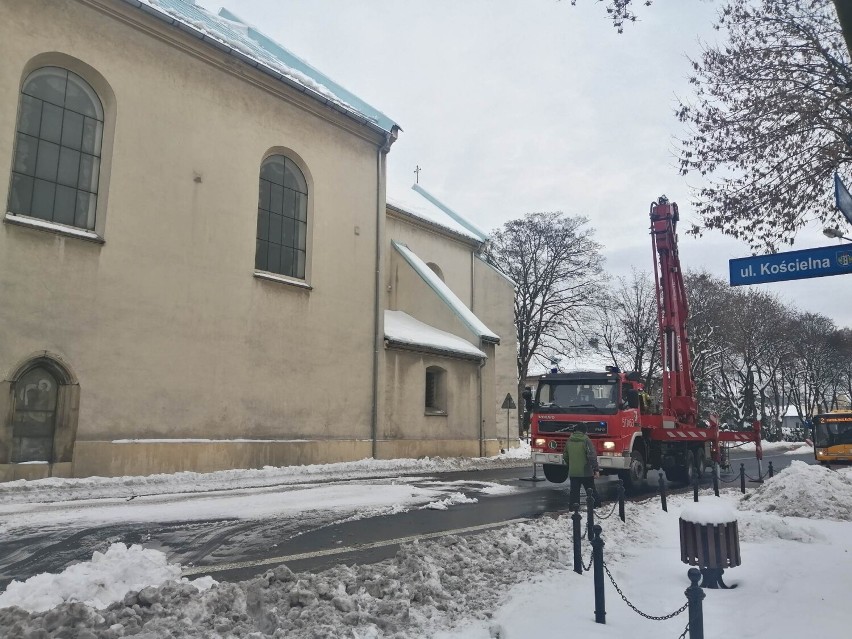 Oświęcim znów sparaliżowany komunikacyjnie. Strażacy odśnieżają dachy kościoła przy ulicy Dąbrowskiego. Zobaczcie zdjęcia