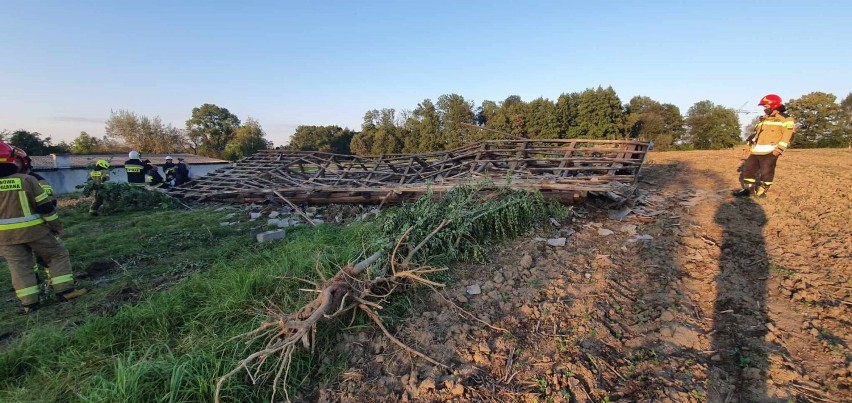 Akcja ratownicza pod Tarnowem. W Kobierzynie, w trakcie prac rozbiórkowych, zawaliła się stodoła. Jedna osoba została zabrana do szpitala