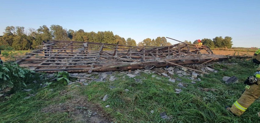 Akcja ratownicza pod Tarnowem. W Kobierzynie, w trakcie prac rozbiórkowych, zawaliła się stodoła. Jedna osoba została zabrana do szpitala