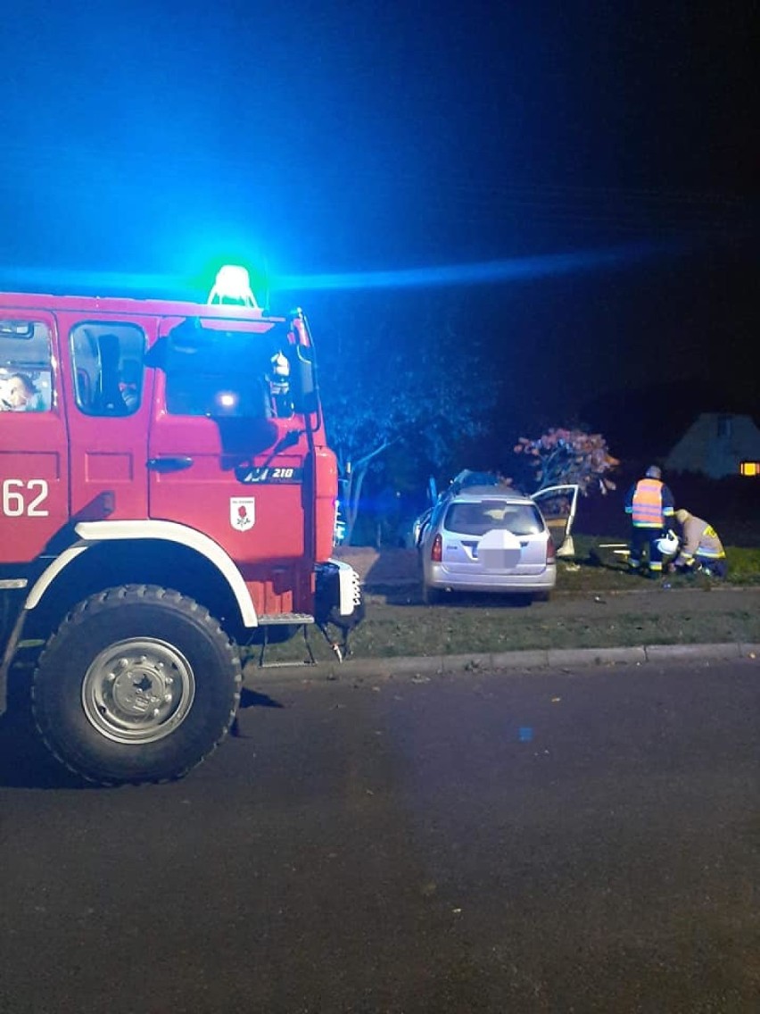 Wypadek w Niechanowie. Auto uderzyło w ogrodzenie. Jedna...