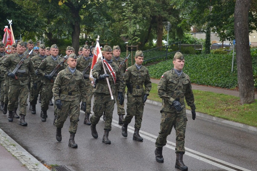 Pruszcz Gdański. W deszczu upamiętnili ofiary II Wojny Światowej |ZDJĘCIA