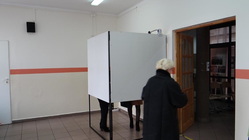 głosowanie w Obwodowej Komisji Wyborczej nr 1 w Zduńskiej...