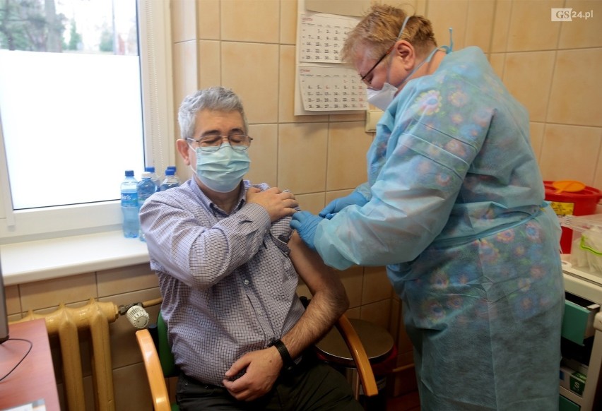 Ruszyły szczepienia przeciw koronawirusowi. Pierwsze osoby w Szczecinie zaszczepione