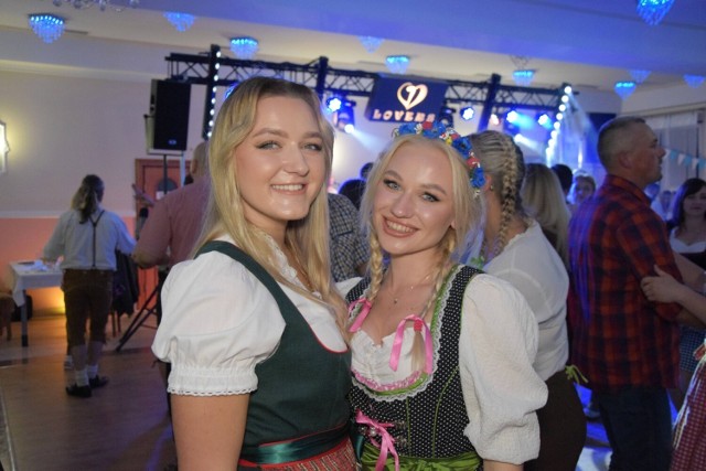 Goście przyszli na zabawę taneczną w tradycyjnych, bawarskich strojach.