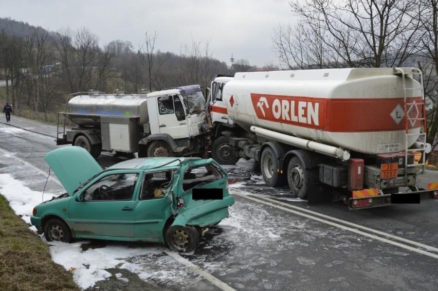 Wypadek na DK 28 w Szymbarku. Ranne dwie osoby [ZDJĘCIA]