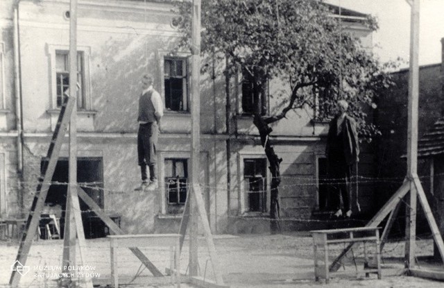 Publiczna egzekucja Michała Kruka i Aleksandra Hirschberga w Przemyślu, przy ul. Kopernika. 6 września 1943 roku.