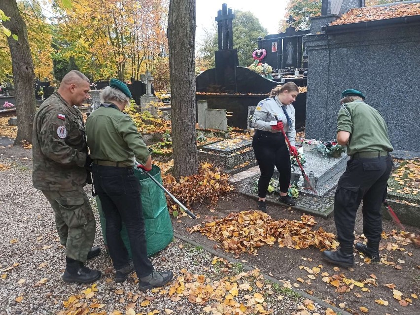 Posprzątali cmentarz wojskowy na Majkowie w Kaliszu