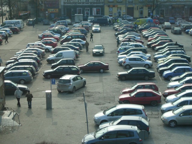 Na pozór parking, jak parking. Przy nieco wnikliwszej obserwacji widać jak "kierowcy-szkodniki" stawiają swoje auta byle gdzie i "jak popadnie", zastawiając drogi wyjazdowe i blokując innych. Skazują w ten sposób innych  kierowców na bezsensowne miotanie się po placu,  i równie bezsensowne spalanie drogiego paliwa.