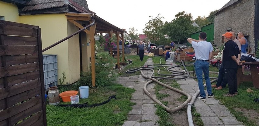 Pożar pokoju w domu jednorodzinnym w Łebieńcu. Przyczyną było zapalenie sadzy w kominie ZDJĘCIA