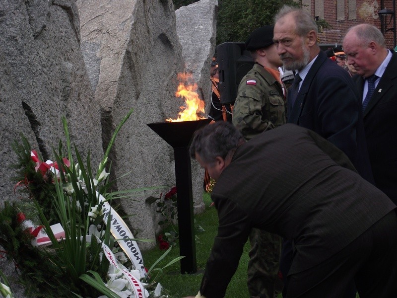 Lubin: Msza św. i kwiaty pod pominikiem w 30. rocznicę powstania Solidarności