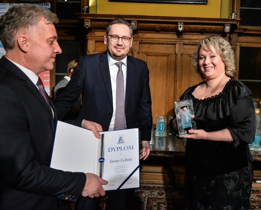 Iwona Glinka nagrodę odebrała z rąk Mariusza Szmidki, redaktora naczelnego "Dziennika Bałtyckiego"