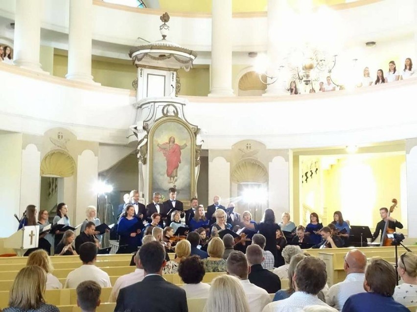 Syców: Chórzyści śpiewali w Centrum Kultury i w kościele ewangelickim