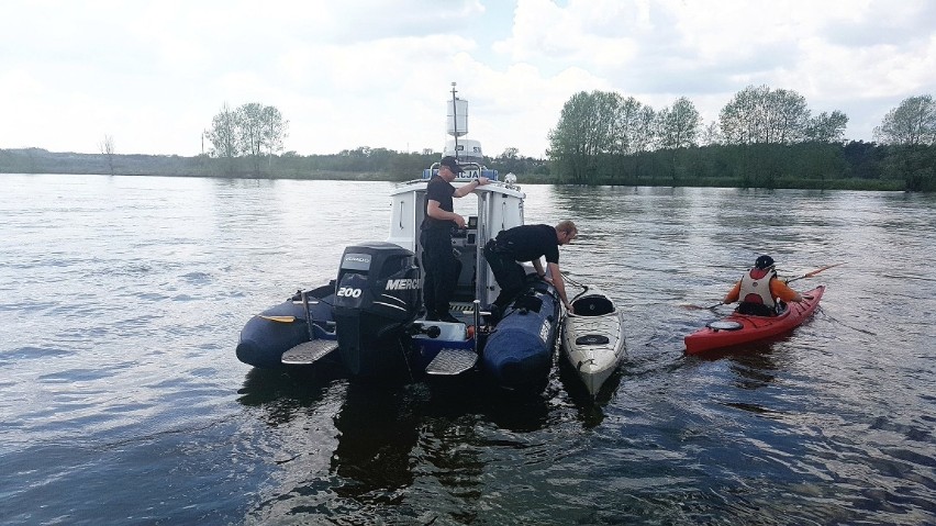 Toruńscy policjanci pełniących służbę na wodzie natychmiast...