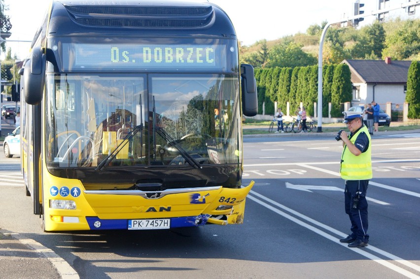 Wypadek w Kaliszu. Na Stawiszyńskiej seicento zderzyło się z autobusem i dachowało [FOTO]