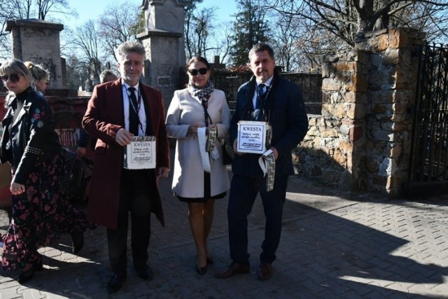 Wiele znanych osób w uroczystość Wszystkich Świętych kwestowało przed cmentarzami w Kielcach. Na zdjęciu od lewej: senator Krzysztof Słoń, radna Marianna Noworycka-Gniatkowska i przewodniczący Rady Miasta Jarosław Karyś.