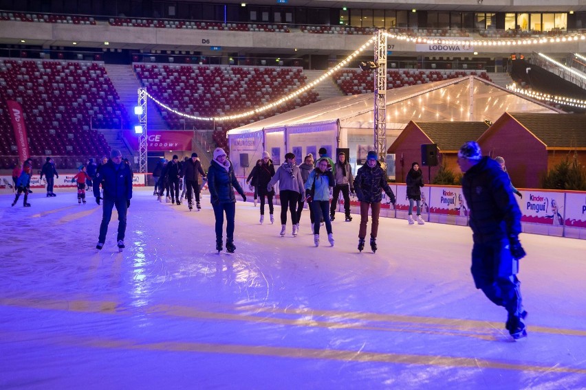 Zimowe akcenty disco - na łyżwach w rytm największych hitów...