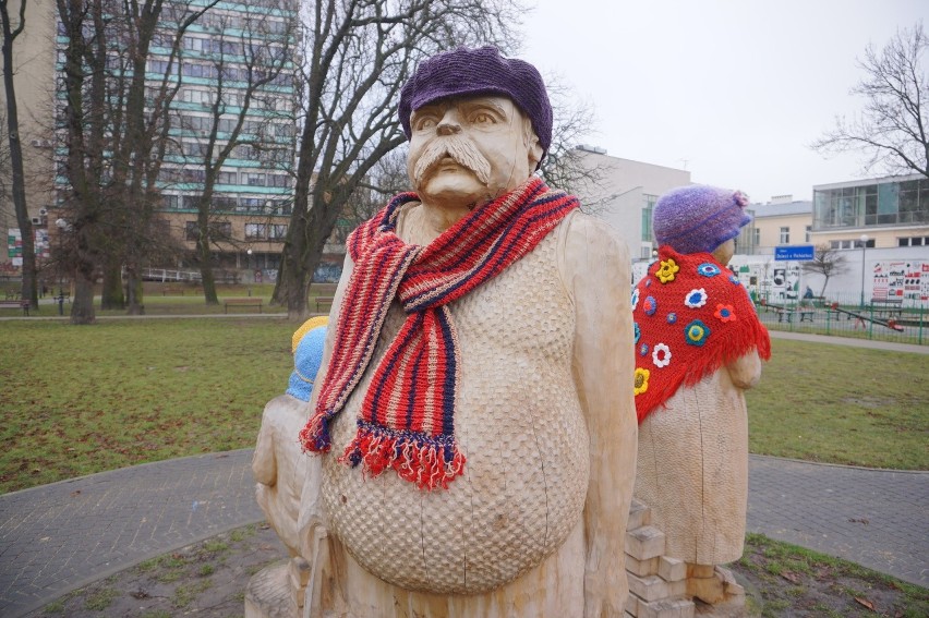 Rzeźby przy Centrum Kultury dostały zimowe ubrania 