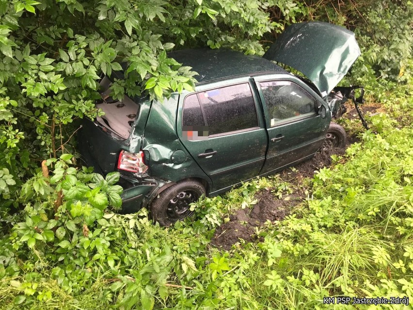 Wypadek w Gołkowicach: młody kierowca wyleciał autem na łuku...