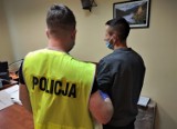Policjanci zatrzymali 27-latka za posiadanie narkotyków, po zgłoszeniu, że mężczyzna pije wodę z kałuży
