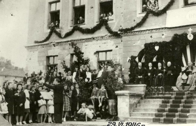 Grodziski ratusz podczas wizyty arcybiskupa Walentego Dymka w 1946 roku z widocznymi śladami po bombardowaniu.