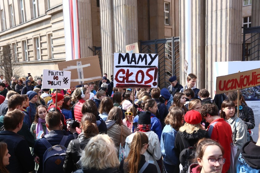 Strajk nauczycieli w Warszawie 2019. Uczniowie protestują...