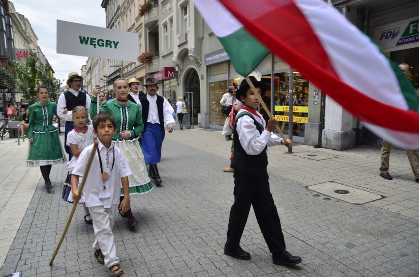 Topielec na szachtach: Akcja straży i policji na Świerczewie w Poznaniu