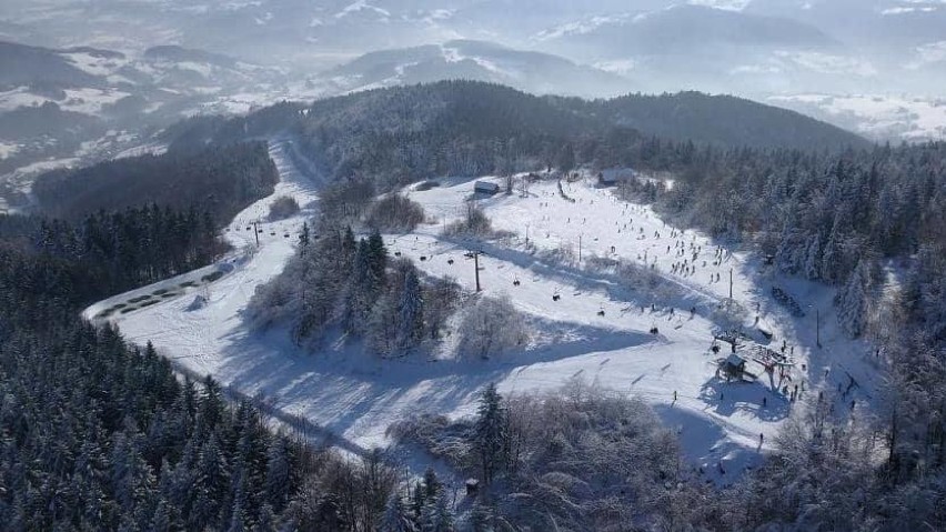 Stacja narciarska Laskowa Ski przyciąga tłumy, bo zima w tym roku dopisuje. Zobacz zdjęcia ze stacji narciarskiej najbliższej Bochni