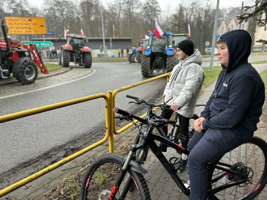 Protesty rolnicze w powiecie tomaszowskim, 20.03.2024. Utrudnienia na DW713, ronda w Rokicinach i Ujeździe będą zablokowane