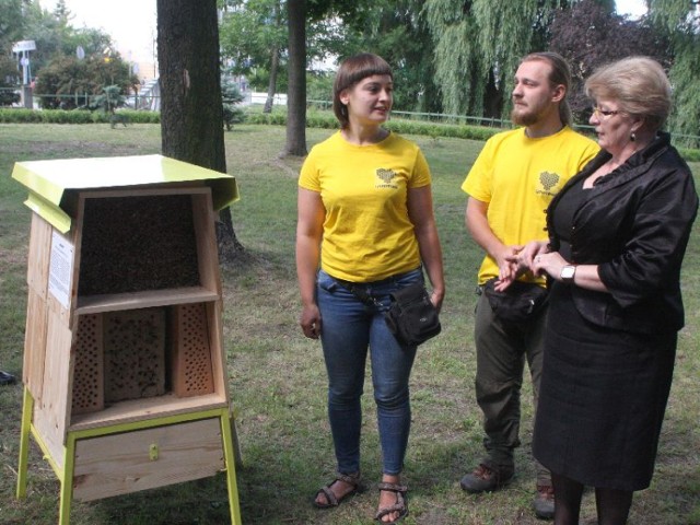 Przed siedzibą Świętokrzyskiego Urzędu Wojewódzkiego w Kielcach stanął hotel dla pszczół. Na zdjęciu członkowie fundacji Greenpeace: Urszula Siemion i Jarosław Czupryński oraz wojewoda świętokrzyski Bożentyna Pałka-Koruba.