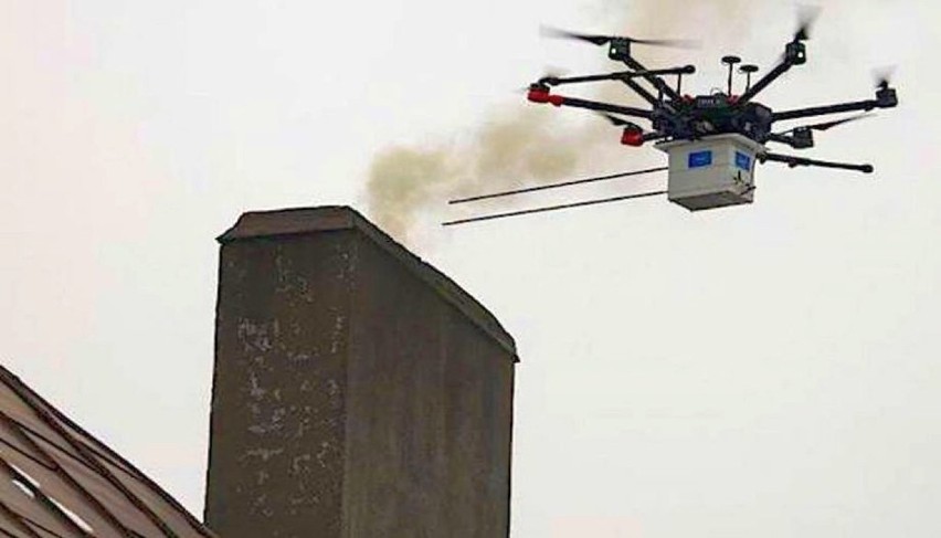 Specjalistyczny dron bada dym lecący z komina, czy w piecu...