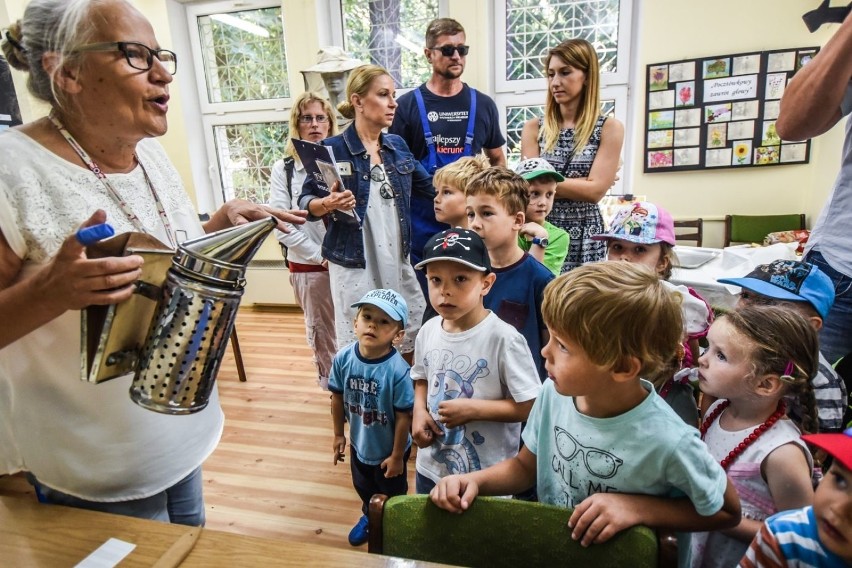 W Ogrodzie Botanicznym UKW odbył się „Wielki Dzień Pszczół”,...