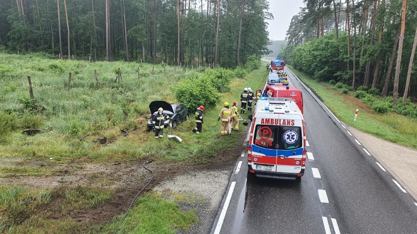 Gmina Opalenica. Peugeot wypadł z drogi i dachował [FOTO]