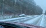 Zima wróciła, samochody wypadają z tras. Śliskie drogi w Goleniowie i całym regionie