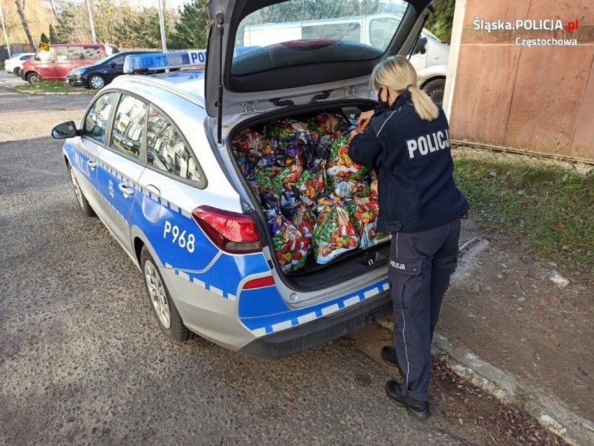 Policjanci jak Mikołaje - z prezentami dla dzieci w „Domu Życia” ZDJĘCIA