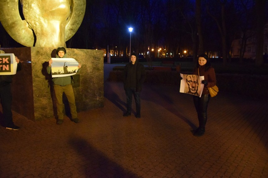 Wieluń solidarny z Ukrainą. Cicha demonstracja mieszkańców pod pomnikiem Wieczna Miłość